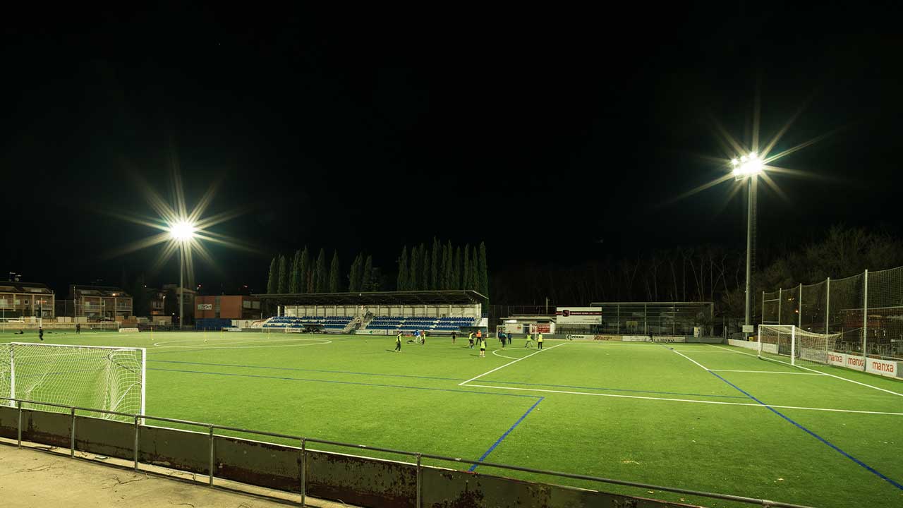 Entrevista a un expert en il·luminació sobre els Projectors APOLO M al camp de futbol de Banyoles