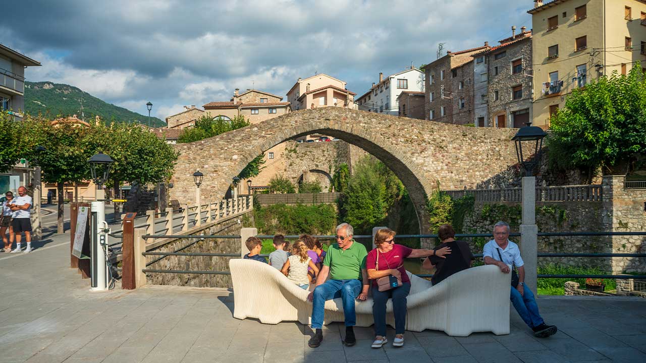Inauguració del banc del concurs FormART3D a La Pobla de Lillet