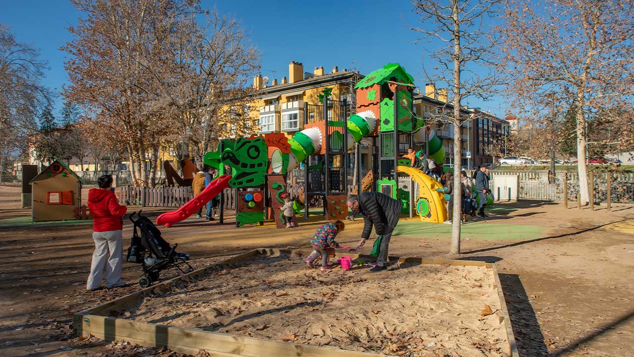 Inauguració del parc infantil temàtic El Serpent, fet a mida, a Manlleu